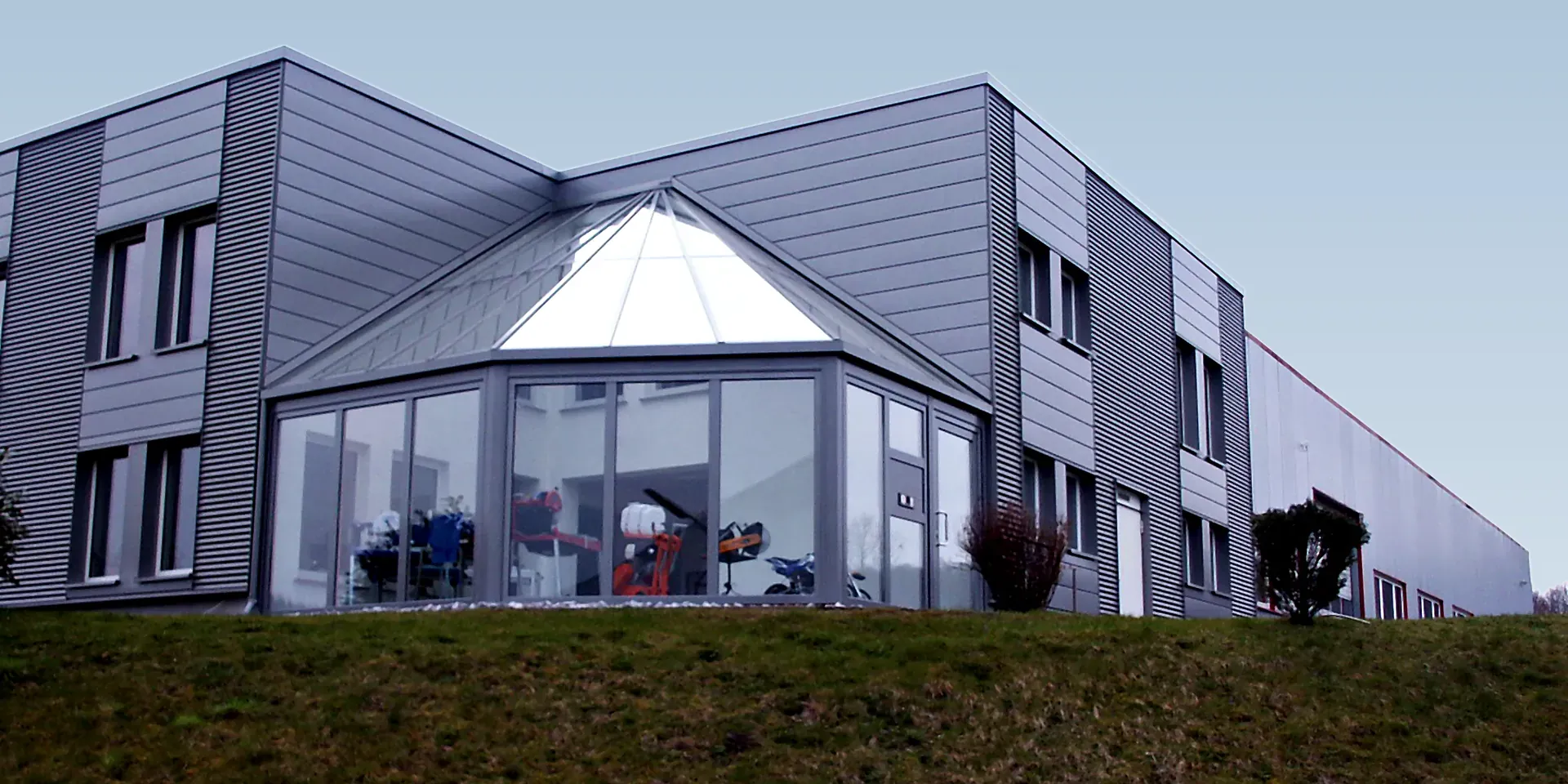 Firmengebäude der VENA-GmbH in Wilnsdorf mit Büro und Produktionshalle